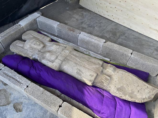 В цитрусовой роще в Мексике нашли необычную женскую скульптуру 