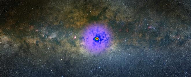 Причиной таинственного свечения в центре нашей галактики может быть тёмная материя