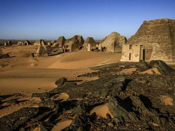 Рекордное наводнение угрожает древним пирамидам в Судане 