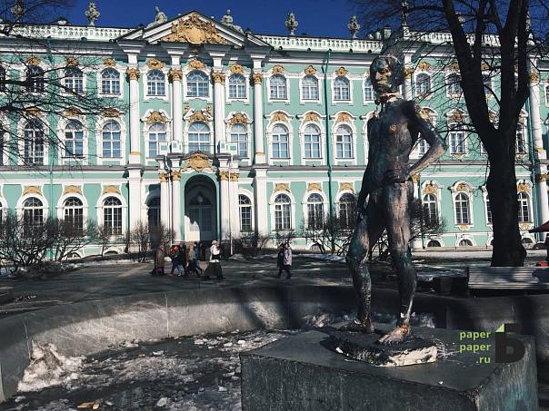 Напротив Зимнего дворца появилась скульптура юноши