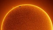 Невероятная фотография маленькой МКС на фоне безупречного Солнца