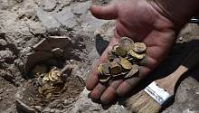 Тайник с 425 золотыми монетами нашли в Израиле 