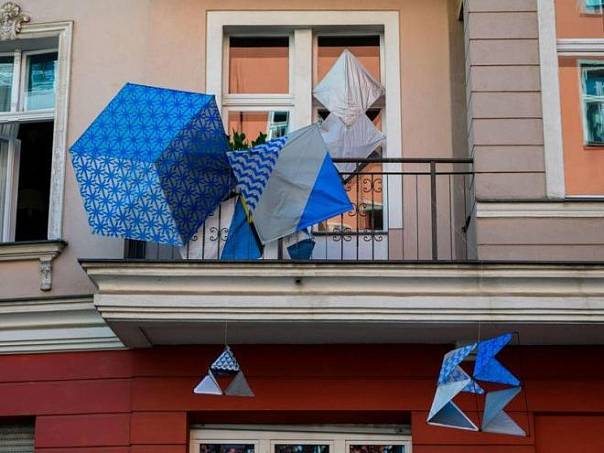 Берлинские художники провели «карантинную» выставку на своих балконах