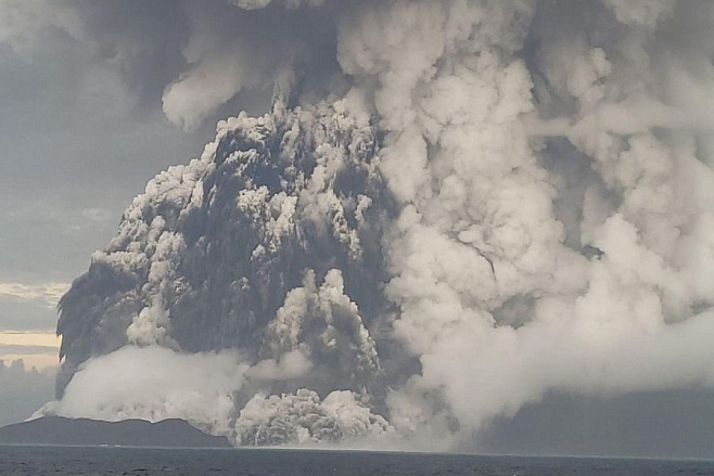 В США была объявлена угроза цунами из-за извержения вулкана в Королевстве Тонга 