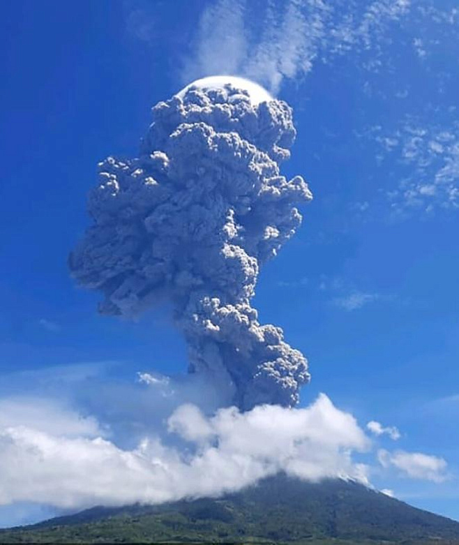В Индонезии проснулся вулкан Левотоло. Тысячи людей эвакуированы 