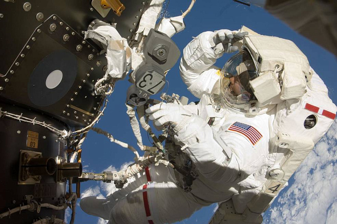 Космический мусор заставил экипаж МКС отложить выход в открытый космос