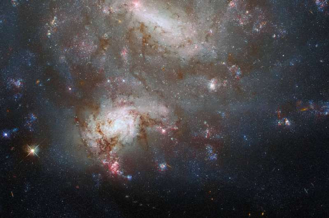 Галактики-близнецы, отснятые «Хабблом», помогут картировать распределение космической пыли