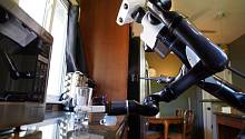 Toyota разработала робота-«официанта»: он может протирать столы и подавать стаканы