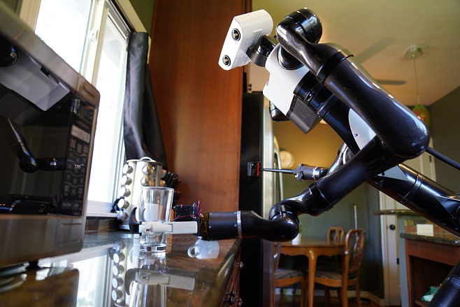 Toyota разработала робота-«официанта»: он может протирать столы и подавать стаканы