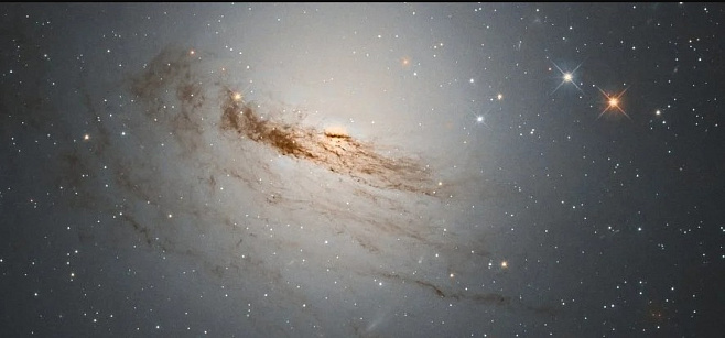 Хаббл заснял гибель линзовидной галактики