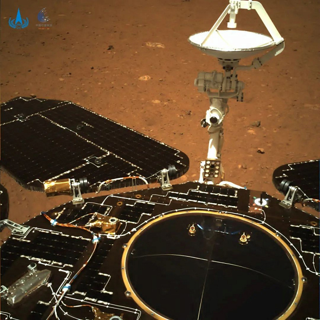 Китайский ровер «Чжужун» прислал первые снимки Марса после посадки
