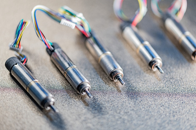 Импортозамещение в деталях: в России наладили выпуск микромотор-редукторов для протезов и роботов