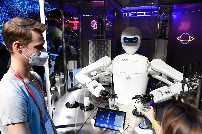 На технологическом конгрессе в Италии представили уникальные изобретения, среди которых киберпес и робот-бармен 