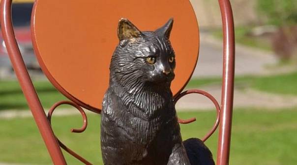 В Петербурге поставили памятник блокадным котам